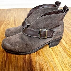 UGG Wright Suede Belted Ankle Boots Brown Block Heel Buckle sz 6